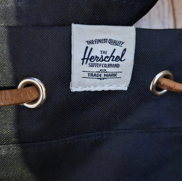 NEW, HERSCHEL BUCKET BAG - Picture 5 of 8